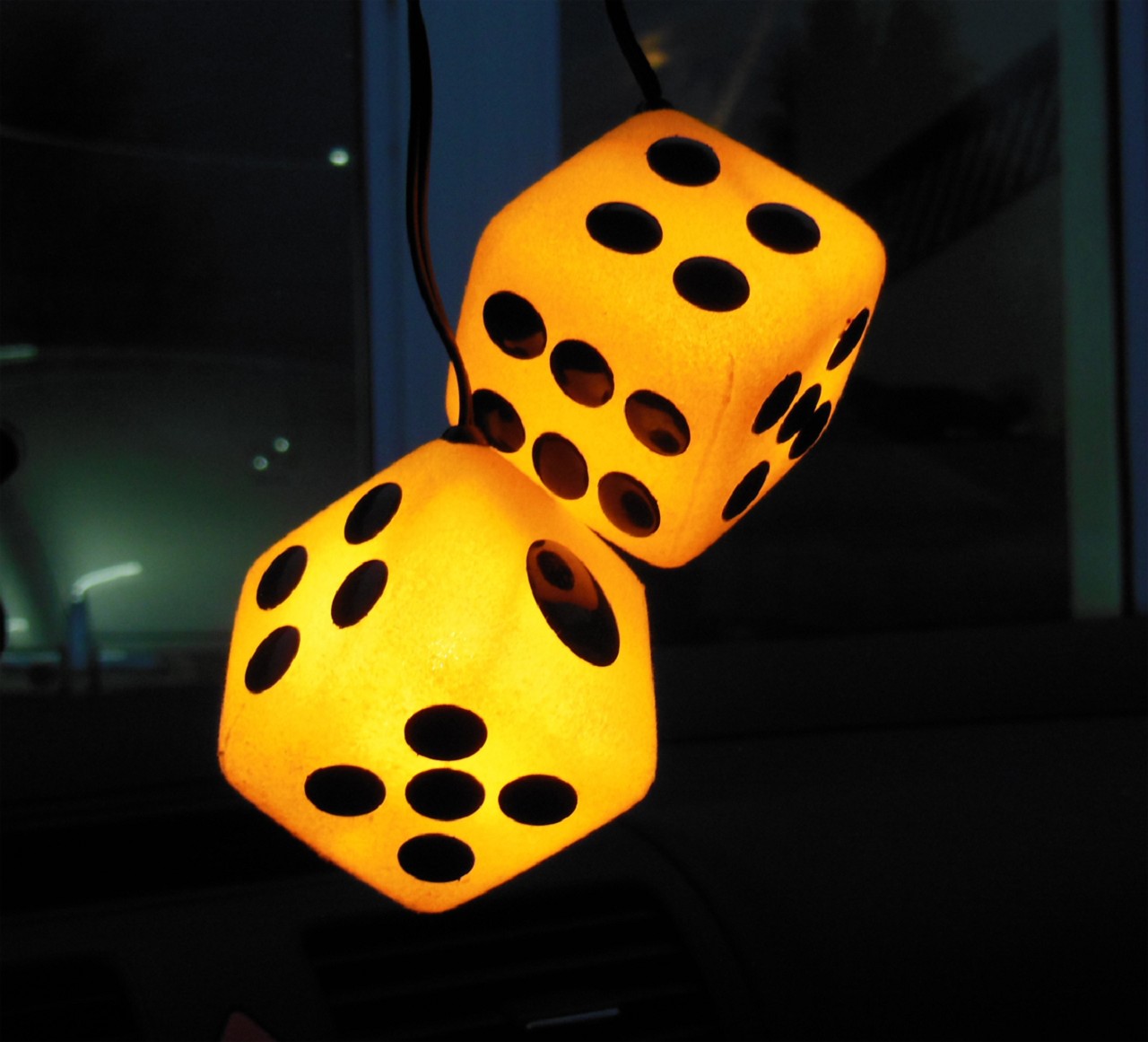 Glückswürfel Fuzzy Dice 5 cm beleuchtet gelb (2 Stück / 1 Paar)