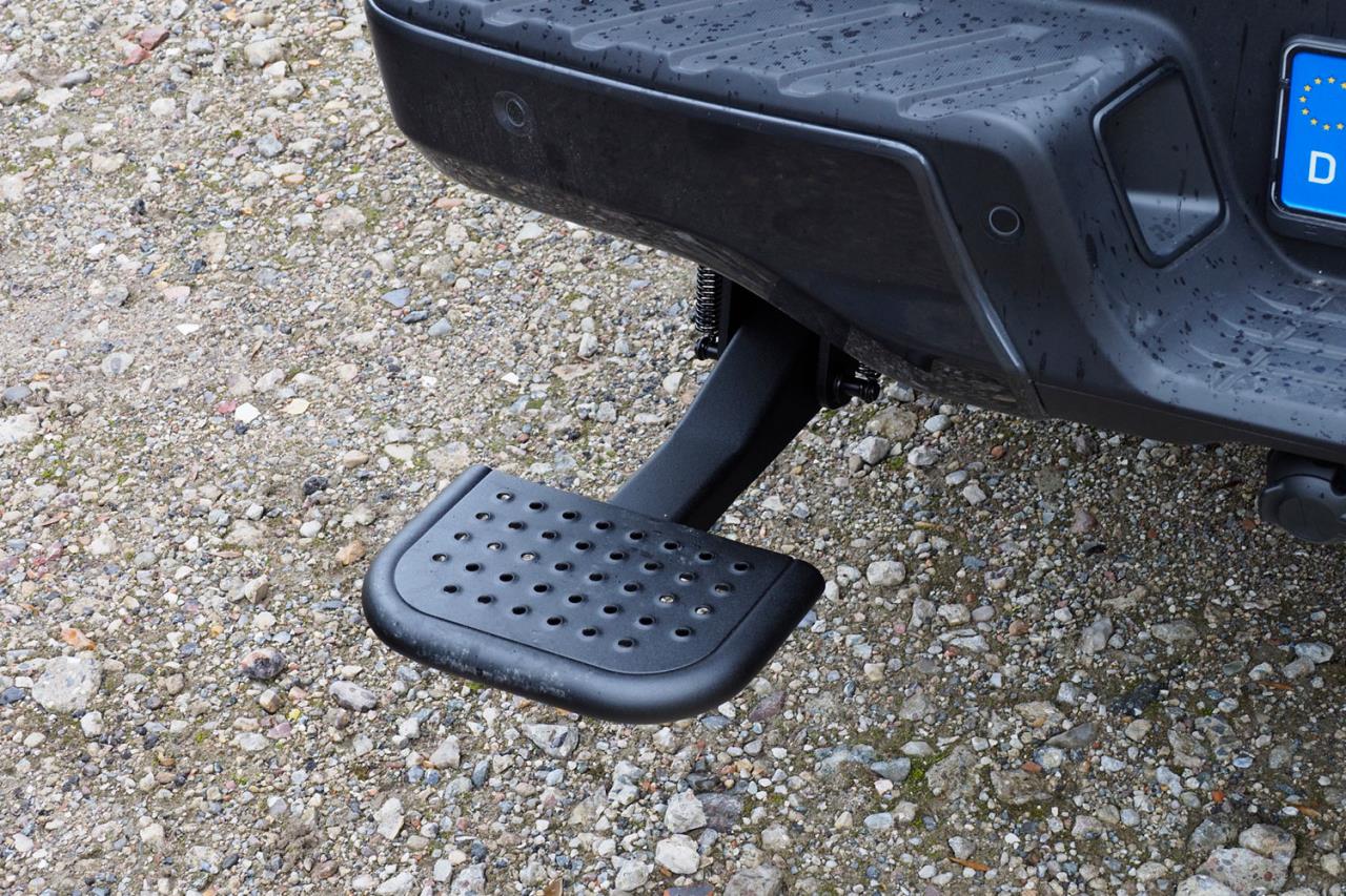 Ein- und Ausklappbare Hecktrittstufe passend für Toyota Hilux (2015-)