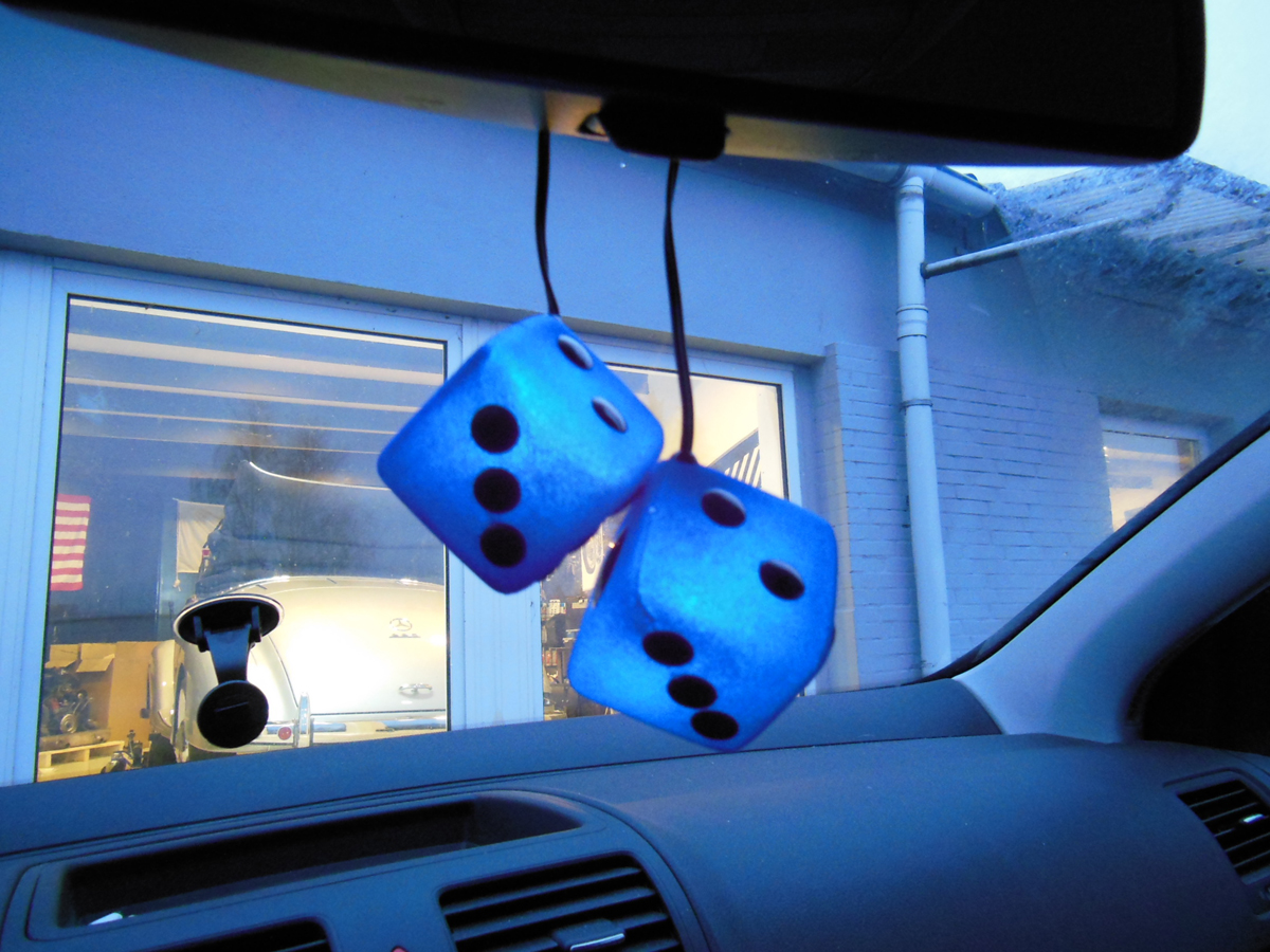 Glückswürfel Fuzzy Dice 5 cm beleuchtet blau (2 Stück / 1 Paar)