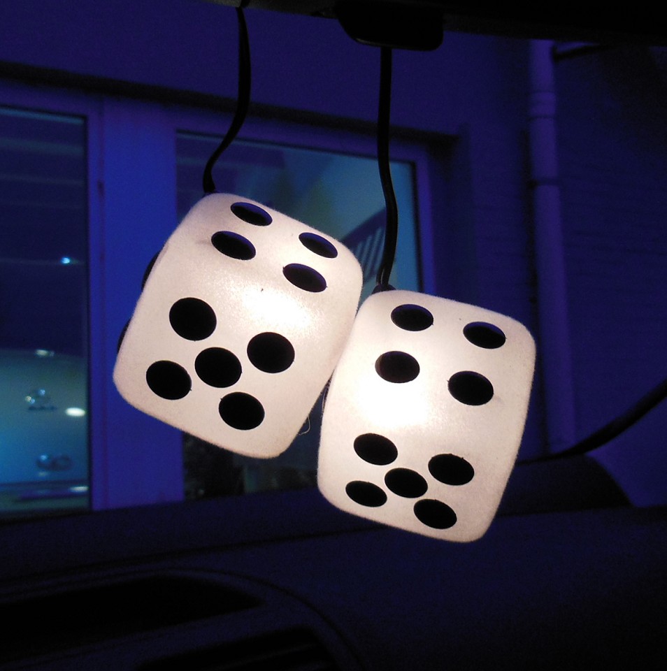 Glückswürfel Fuzzy Dice 5 cm beleuchtet weiss (2 Stück / 1 Paar)